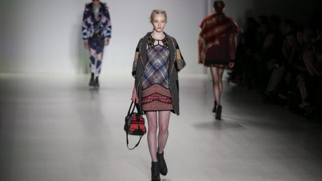Una modelo exhibe una creación de Custo Barcelona