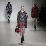 Una modelo exhibe una creación de Custo Barcelona