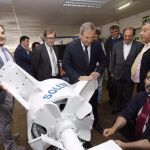 Antonio Miguel Carmona, durante su visita ayer a la empresa Solener