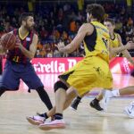 08/02/2015.- El escolta del FC Barcelona, Juan Carlos Navarro (i), controla el balón ante el pivot griego del Iberostar Tenerife, Fotios Lampropoulos (c), durante el partido correspondiente a la 20 jornada de la liga ACB