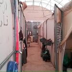 Interior de la nave donde viven hacinados 20 inmigrantes