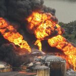 Un gran incendio consume parte de un depósito de combustible en la ciudad brasileña de Santos, en el estado de São Paulo. .