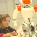 El pequeño humanoide, junto a la niña en plena tarea