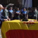 El ministro del Interior impone la Medalla al Mérito de la Guardia Civil con Distintivo Rojo y la Cruz de Oro de Protección Civil con Distintivo Rojo a los tres efectivos del GREIM