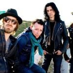 Jeremy Brown, primero por la izquierda, junto al resto de componentes de Scott Weiland