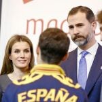 Los Príncipes, con los patinadores de los campeonatos de Europa, celebrados en Zagreb, en el stand de Madrid en Fitur