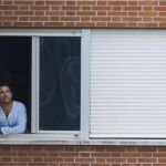 Javier Limón, marido de Teresa Romero, en su habitación del Carlos III