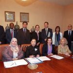 Alfonso Ramonet, Jaume Gaytan Sansa, Basem Saleh Mohamed Daoud, Emmanuel R. Fernández, Sra.Jasna Krivosic Prpic, Kostadin Tashev Kodzhabashev, Sra. Pilar Barroso, Altai Vasifoglu Efendiev, Joaquín Antuña, y Ahmed Shafik Mahmoud Abdelmoeti, (sentados) Sra. Hadda Derradji, Sra. Yuli Mumpuni Widarso, Sra. Carla Maria Rodríguez Mancia, Sra. Carmen de Alvear y Sr. Mohammed Haneche.