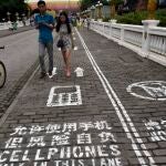 Un carril «lento» reservado para los usuarios de teléfonos móviles