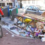 Los trabajadores no recogen las basuras, que se acumularon todo el fin de semana en los puntos limpios municipales
