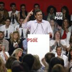 El secretario general del PSOE, Pedro Sánchez, durante su intervención hoy en el acto central de campaña de los socialistas aragoneses celebrado en Zaragoza.