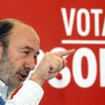 El exsecretario general del PSOE, Alfredo Perez Rubalcaba, durante su intervención en un acto electoral que se ha celebrado en la localidad cántabra de Solares