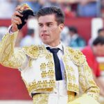 Rubén Pinar, feliz, con la oreja del tercer toro de Victorino Martín de la tarde