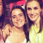 La Reina Letizia posa con unas jóvenes.