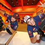 Dani y Márquez, en el simulador del equipo Repsol Honda