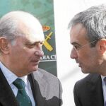 El ministro Jorge Fernández Díaz y José Manuel Lara García, ayer, en El Pedroso (Sevilla)