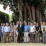 El candidato socialista a la Presidencia de la Generalitat y secretario general del PSPV-PSOE, Ximo Puig (centro), posa para los medios gráficos con los diputados del prupo parlamentario socalista de Les Cortes Valencianes