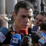 Pedro Sánchez, tras registrar en el Congreso de los Diputados la petición para que se ponga en marcha una subcomisión que analice la reforma de la Constitución.
