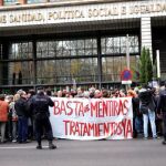 Miembros de la Plataforma de Afectados por la Hepatitis C se manifiestan ante el Ministerio de Sanidad este sábado.
