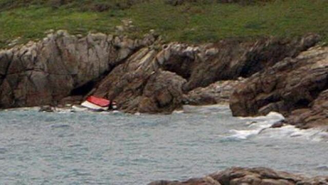 La embarcaci&oacute;n en una zona de rocas de las islas Sisargas, frente a la costa de Malpica