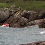 La embarcaci&oacute;n en una zona de rocas de las islas Sisargas, frente a la costa de Malpica