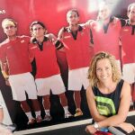 Gala León, en su presentación como capitana de la Copa Davis. Al fondo, uno de los equipos de España que lograron la Ensaladera de Plata
