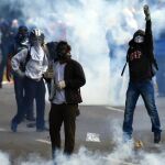 La policía disuelve con botes de humo una protesta antigubernamental.