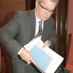 CiU y PP acorralan a Saura, que no aclara el cese de Olmos
