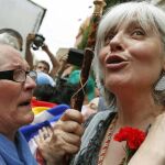 Dolors Sabater (d), de Guanyem Badalona en Comú (CUP y Podemos), tras ser proclamada hoy nueva alcaldesa de Badalona, en 2015