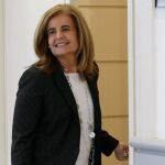Fátima Báñez, en los pasillos del Senado donde ha asistido hoy a la sesión de control al Gobierno durante el pleno.