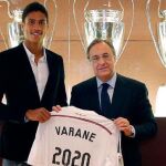 Raphael Varane selló esta mañana con Florentino Pérez un nuevo contrato