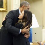 El presidente estadounidense Barack Obama abraza la enfermera Nina Pham durante una recepción en la Casa Blanca