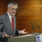Griñán se mete en el jardín de la sucesión al recordar sus 63 años