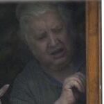 La madre de Teresa Romero Ramos, mira esta tarde por la ventana de su vivienda, en Becerreá (Lugo).
