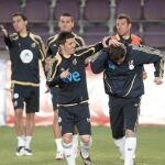 Villa bromea con Casillas durante el entrenamiento de ayer en Estambul