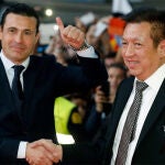 El propietario del Valencia, Peter Lim, y Amadeo Salvo, en Mestalla