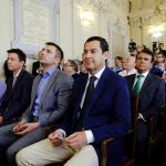 El presidente del PP andaluz, Juanma Moreno, (dch), durante el acto en el que ha sido investido nuevo alcalde de la ciudad el popular Francisco de la Torre.