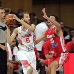 El base de la selección de España, Sergio Rodríguez (i), controla el balón ante Roko Leni Ukik, de la selección de Croacia (i), durante el partido del Trofeo Ciutat de Badalona disputado hoy en el Olímpic de Badalona.