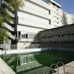 Piscina abandonada. El acceso al «Johnny» desde la calle es muy sencillo y que esté la piscina llena puede resultar peligroso. Nadie se preocupó de vaciarla antes de irse.