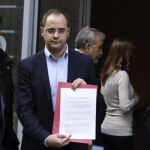 El Secretario de Organización del PSOE, César Luena (d), junto al Secretario de Economia del partido, Manuel de la Rocha Vázquez (i), en la entrada de la Agencia Tributaria.
