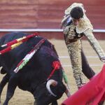 Ureña da un pase a su primer toro, al que ha cortado una oreja
