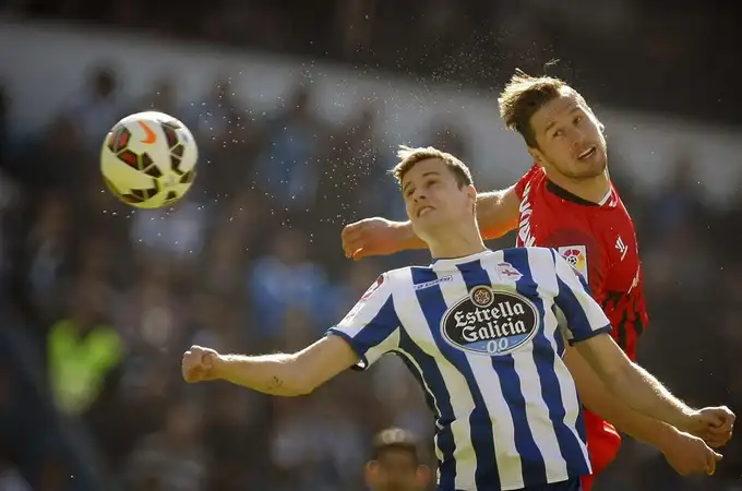 3-4. El Deportivo paga más cara su fragilidad defensiva que el Sevilla 3-4. El Deportivo paga más cara su fragilidad defensiva que el Sevilla