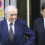 El exsecretario del consejo de aministración de Caja Madrid, Enrique de la Torre (d), acompañado de su abogado.