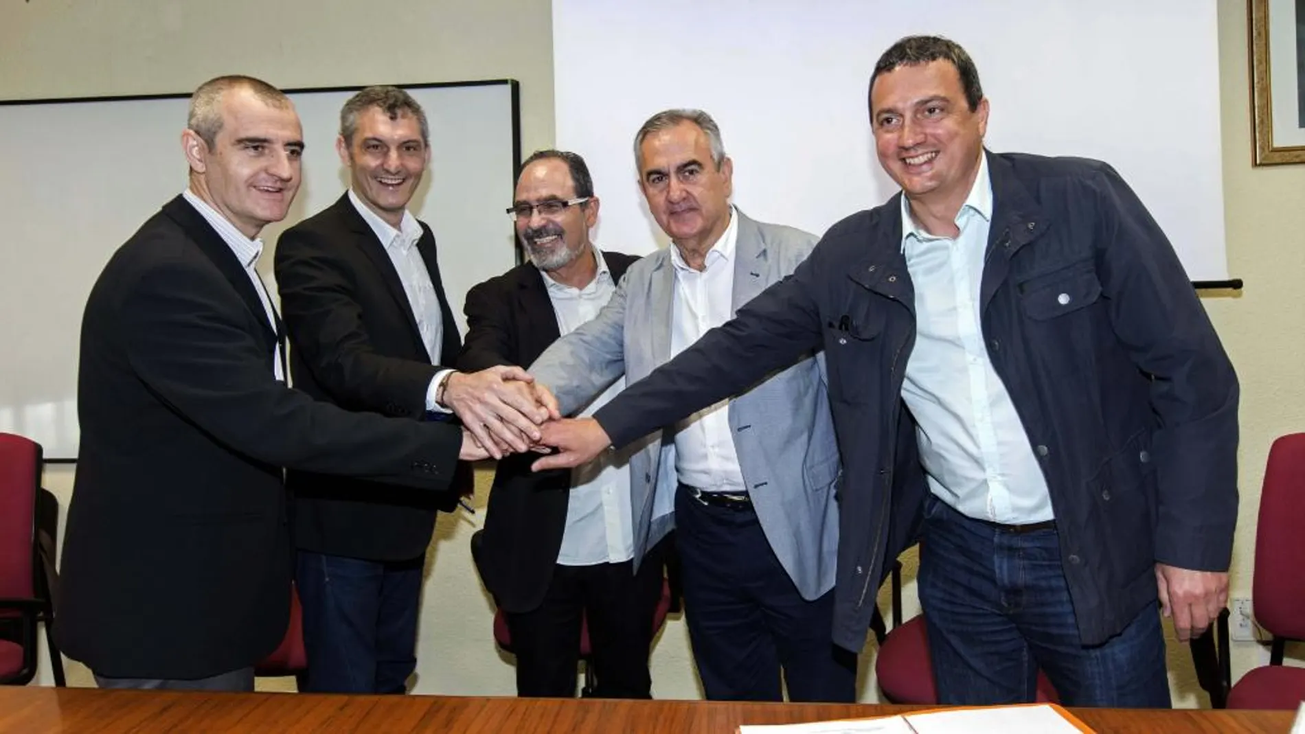 Los representantes de PSOE, IU Ganar la Región de Murcia, UPyD y Podemos tras firmar el pacto