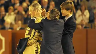 Y el maestro se cortó la coleta. Su padre y su hijo fueron los encargados de culminar este inolvidable momento Y el maestro se cortó la coleta. Su padre y su hijo fueron los encargados de culminar este inolvidable momento