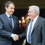 Zapatero, junto al director del FMI, Strauss-Kahn, con el que se reunió ayer en La Moncloa
