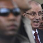 El primer ministro de la Autoridad Nacional Palestina (ANP), Rami Hamdallah (c)