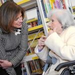 Ana María Matute, ayer en su biblioteca, junto a Ana Botella