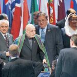 El presidente afgano, Hamid Karzai, momentos antes de empezar la conferencia, ayer en La Haya