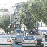 Los aparcamientos en segunda fila son endémicos en Pagés del Corro y serán el primer obstáculo a erradicar